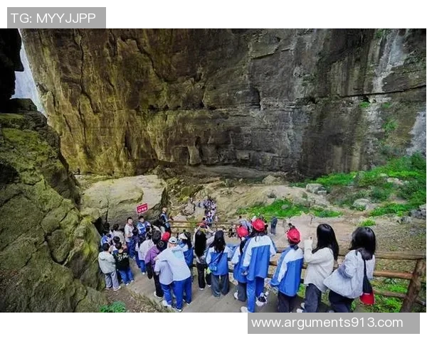 攀岩之路上的坚韧与梦想：陈芳的深度对话与人生探索